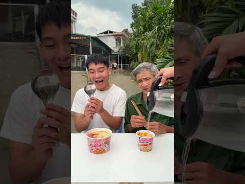 Ông nội đã chọn hộp mì tôm nhỏ và tặng cho chàng trai một món quà bất ngờ to đùng. #shorts thumbnail