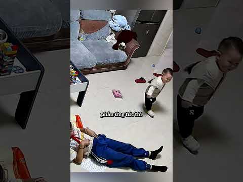 Cô chị gái đã có một phản xạ tuyệt vời để bảo vệ em trai ❤️ thumbnail