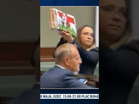 Posłanka stanęła przed premierem z paczką. Tusk odwrócił głowę thumbnail