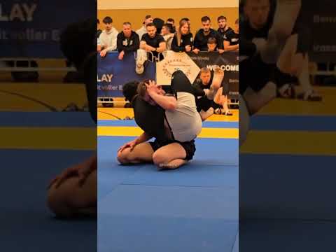 Kenapa fighter ini memegang telinganya saat terkena kuncian thumbnail
