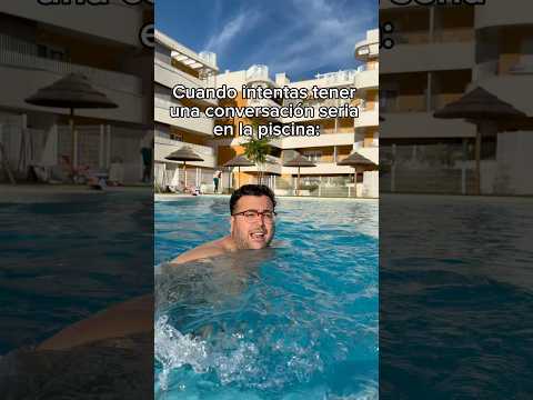 CUANDO INTENTAS TENER UNA CONVERSACIÓN SERÍA EN LA PISCINA 💦😂 #humor #comedia thumbnail