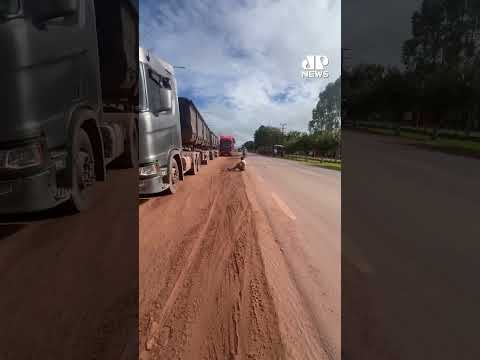 Motoqueiro cai em alta velocidade ao tentar fazer manobra #Shorts thumbnail