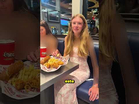 Un amigo vegetariano entra en un restaurante especializado en carnes #shorts #funny #reaction thumbnail