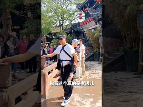?? 男子背母游古镇，用双肩重温儿时温暖 ?? A Devoted Son: Man Carries His Aging Mother Through Ancient Town thumbnail
