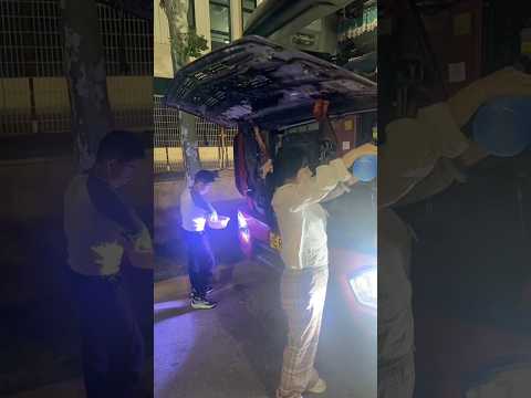 Hai mẹ con nữ tài xế kiểm tra xe trước khi xuất phát chuyến hàng trong đêm #truckdriver #trucking thumbnail