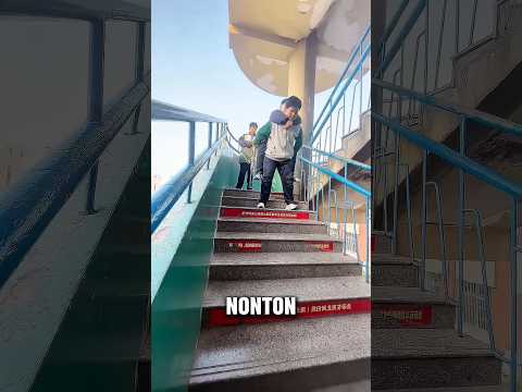 Dari Semua Temannya, Cuma 2 Anak Laki ini yang Mau Membantunya Turun Dari Tangga! thumbnail