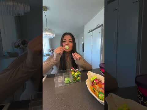 Sorterar lösgodis thumbnail