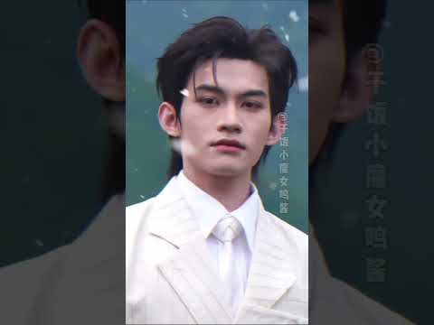 看到云旗根本没有苹果肌扁平的义务 @云旗Yunqi #云旗 #VOGUE山谷假日  #VOGUE风毯 #时尚 #万万没想到 thumbnail