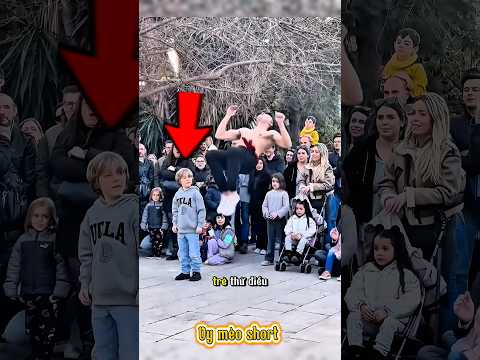 Người Đàn Ông Hoảng Hốt Lao Ra Ngăn Cậu Bé… Nhưng 3 Giây Sau Ai Cũng Chết Lặng ? #funny #facts thumbnail