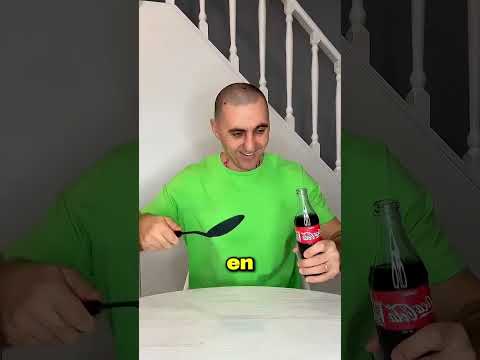 Probó la Coca-Cola en Taza, en Cuchara Pequeña y en Cuchara Grande… Hasta Que Usó una Banana ? thumbnail