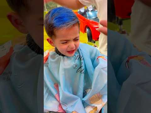 صبغنا شعرات خلودة وكموتة باللون الازرق والاحمر  وخربناهون😭 thumbnail
