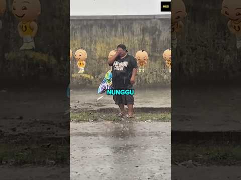 Hujan Gak Menghentikannya Cari Nafkah thumbnail
