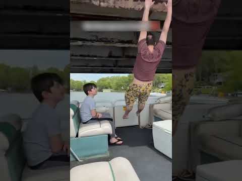 快要撞到头的瞬间，他做了超谜操作… 😆😂 thumbnail