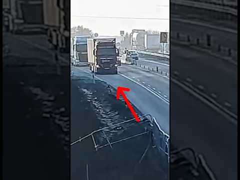 Blowout at Highway Speed! ?? mkif_hu #truckingjobs #automobile #lkw #camion thumbnail