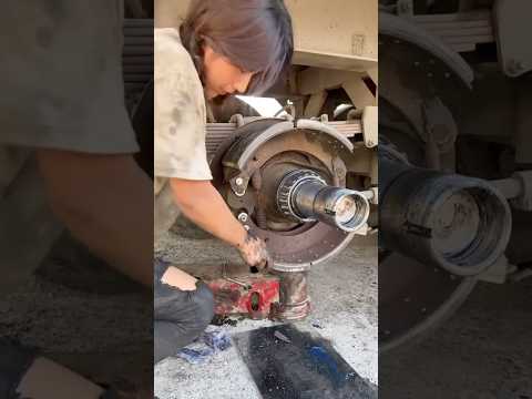 Công việc sửa xe cực nhọc của cô gái China xinh đẹp #truckdriver #trucking #repair #truckrepair thumbnail