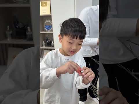 为了哄妈妈开心让枯萎的树再次开花！#shorts #funny #搞笑 thumbnail