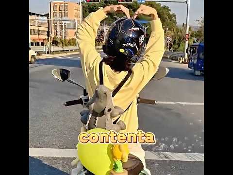 ¡Esta es la motociclista más "especial" que he visto!😆✨🛵#shorts #funny #fyp thumbnail