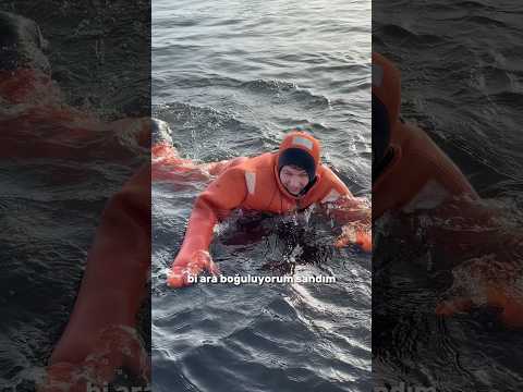 KUTUPLARDA SUYA GİRDİM!!?? (Kutuplar vlog Part3) #emreuzunboy #tatilvlog #kutup #vlog #shorts thumbnail
