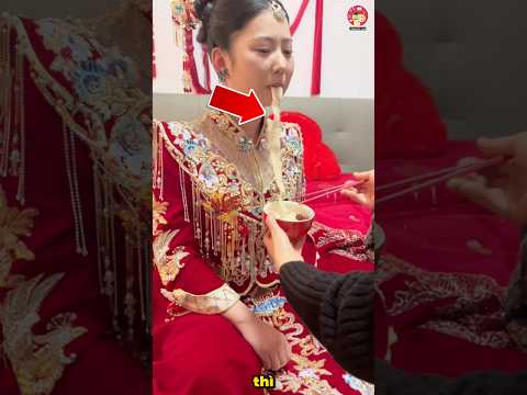 Cô dâu ăn sợi mì siêu dài trong đám cưới thumbnail