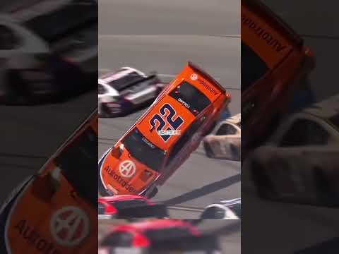 Sayap Aneh Di Atas Mobil Nascar thumbnail