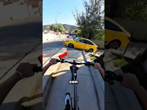 ¡El choque era inevitable… hasta que hizo ESTO! 😱🚴‍♂️🔥 thumbnail