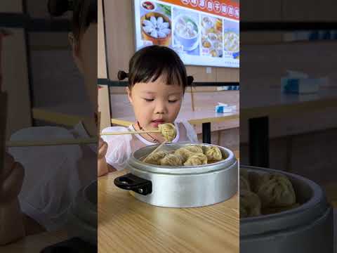 这就是爸爸教不了孩子细嚼慢咽的原因😂😂 #宝爸带娃 #人类幼崽 #露兮粑粑 #小小露兮 #内容启发搜索 thumbnail