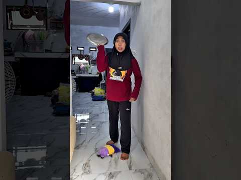 Mas preman di lempar si doi #shorts #minivlog #comedy #bocilwargads #maspreman #sidoii thumbnail