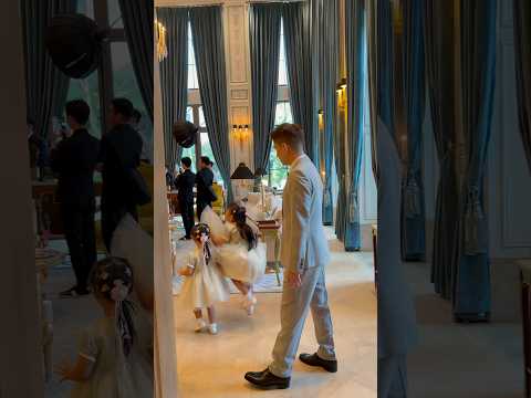 Thái Công và ba mẹ của Lisa và Lily, không lo hai em làm vỡ đồ trong The Thái Công Mansion, tại sao? thumbnail