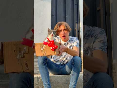 ME LLEGÓ UNA CAJA ? SORPRESA CON UN GATITO BEBÉ!! ?? thumbnail