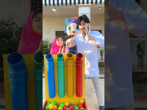 أدخل الكرة الملونة وصدمة 😰 الدكتور يقدم هديا !!! thumbnail