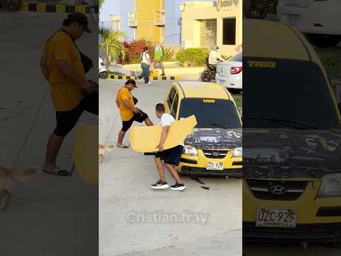El capot 🚖 / desbaratado 🔧😆 #funny #viralvideo #comedy  #prank thumbnail
