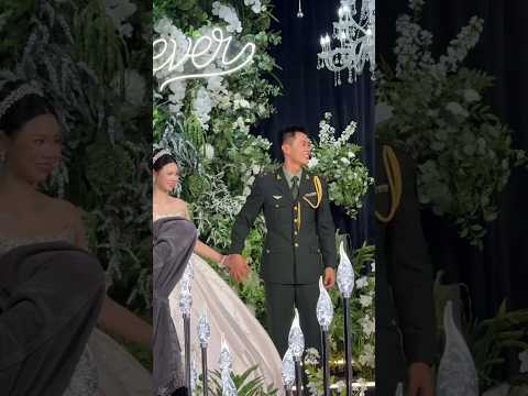 🇨🇳 钢铁之师的铁骨柔情：婚礼现场军郎落泪，新娘温情相伴 🇬🇧 Tender Heart of a Soldier: Groom Moved to Tears at Wedding thumbnail