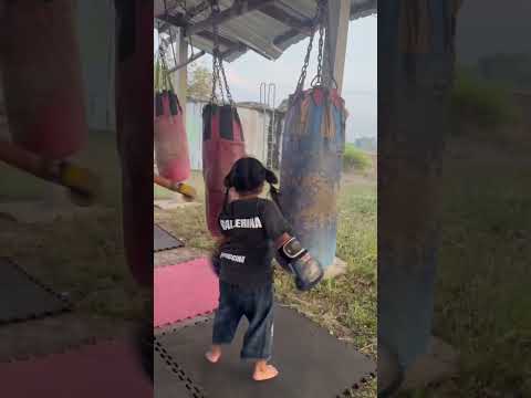 รับไม้ต่อ😍 เริ่มฉายแวว😻 #Shorts | Buakaw Banchamek thumbnail