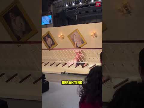 Cara Aktor Terjatuh dari Tangga 😭 thumbnail