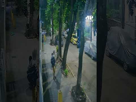Mulher cai em bueiro e precisa ser socorrida por Bombeiros no RJ #Shorts thumbnail
