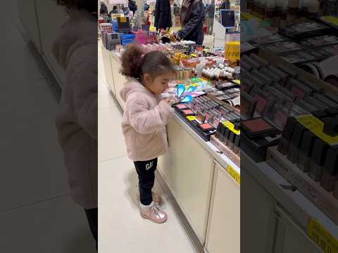 Markette gizli gizli makyaj yaparken yakaladım😂 #aboneolmayiunutmayin #keşfetbeniöneçıkar #funny thumbnail