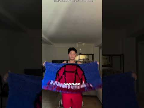 La ragazza ha rovinato la coperta di Spiderman 😢🕷️ thumbnail