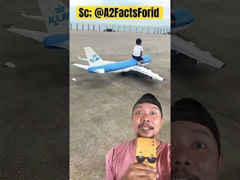 Naik pesawat terbang girang banget!!??? #funny #comedy #pesawat #remotecontrol #happy thumbnail