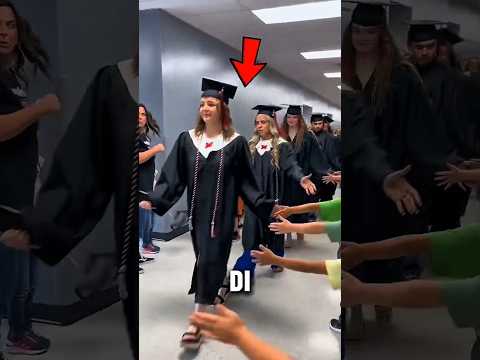 Gadis ini Gak Kuasa Nangis Saat Memeluk Adiknya Dimomen Kelulusannya! thumbnail