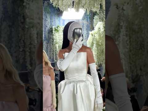 step into the fantasy 🛸 @KatyPerry has landed at the 2026 met gala thumbnail