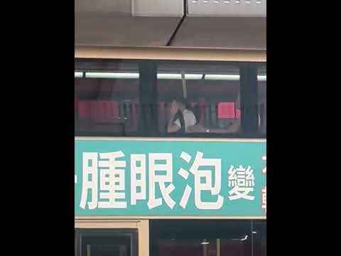 直擊 - 巴士阿叔手放窗邊伸前 疑似非禮學生妹 thumbnail