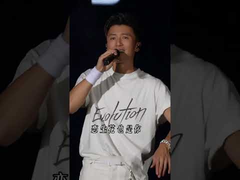 谢霆锋演唱会对着王菲唱《玉蝴蝶》谁能绷得住啊？ thumbnail
