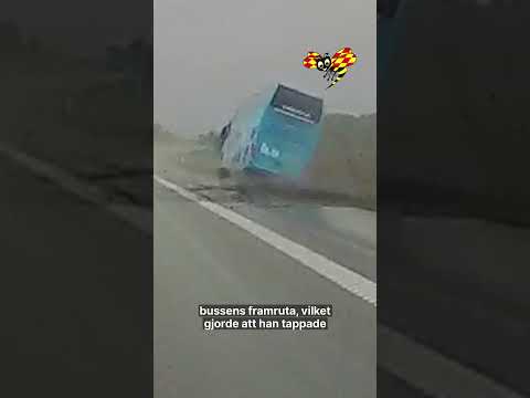 Här välter bussen på E4:an – 19 skadade thumbnail