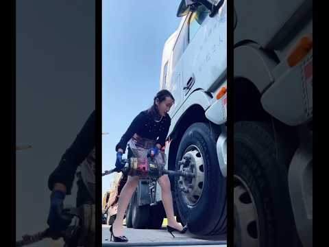 Cô gái xinh đẹp thực hiện kĩ năng vá lốp xe tải chuyên nghiệp #truckdriver #repair #machine #truck thumbnail