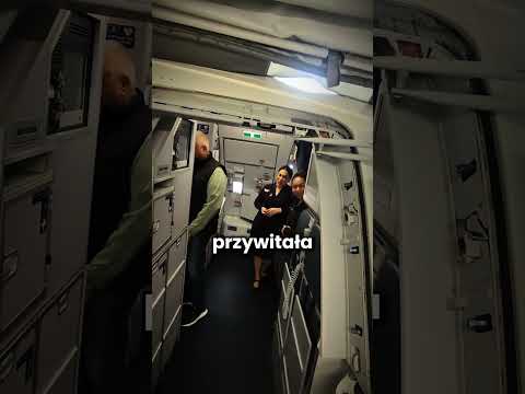 Zabrał swojego psiego przyjaciela nawet do samolotu! thumbnail