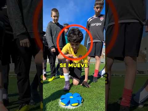 así es como entrenan los porteros sus reflejos! 🤯 #shorts thumbnail