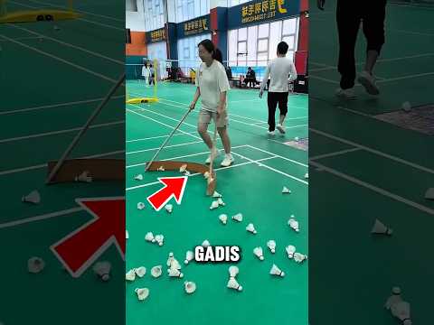 Terlahir Miskin, Gadis ini Harus Bekerja Ngumpulin Shuttlecock Buat Biaya Sekolahnya! thumbnail