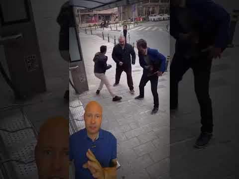 🔴 Gość w niebieskiej koszuli jest niesamowity. Ma talent do odczytywania sytuacji i reagowania thumbnail