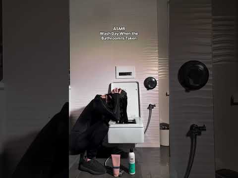 Elle fait un shampoing dans les toilettes 🚽 thumbnail