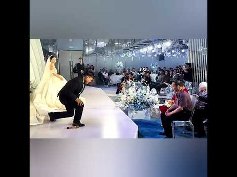 🇨🇳 婚礼上新郎给父母磕头 🇬🇧 At the Wedding, the Groom Kowtowed to His Parents thumbnail